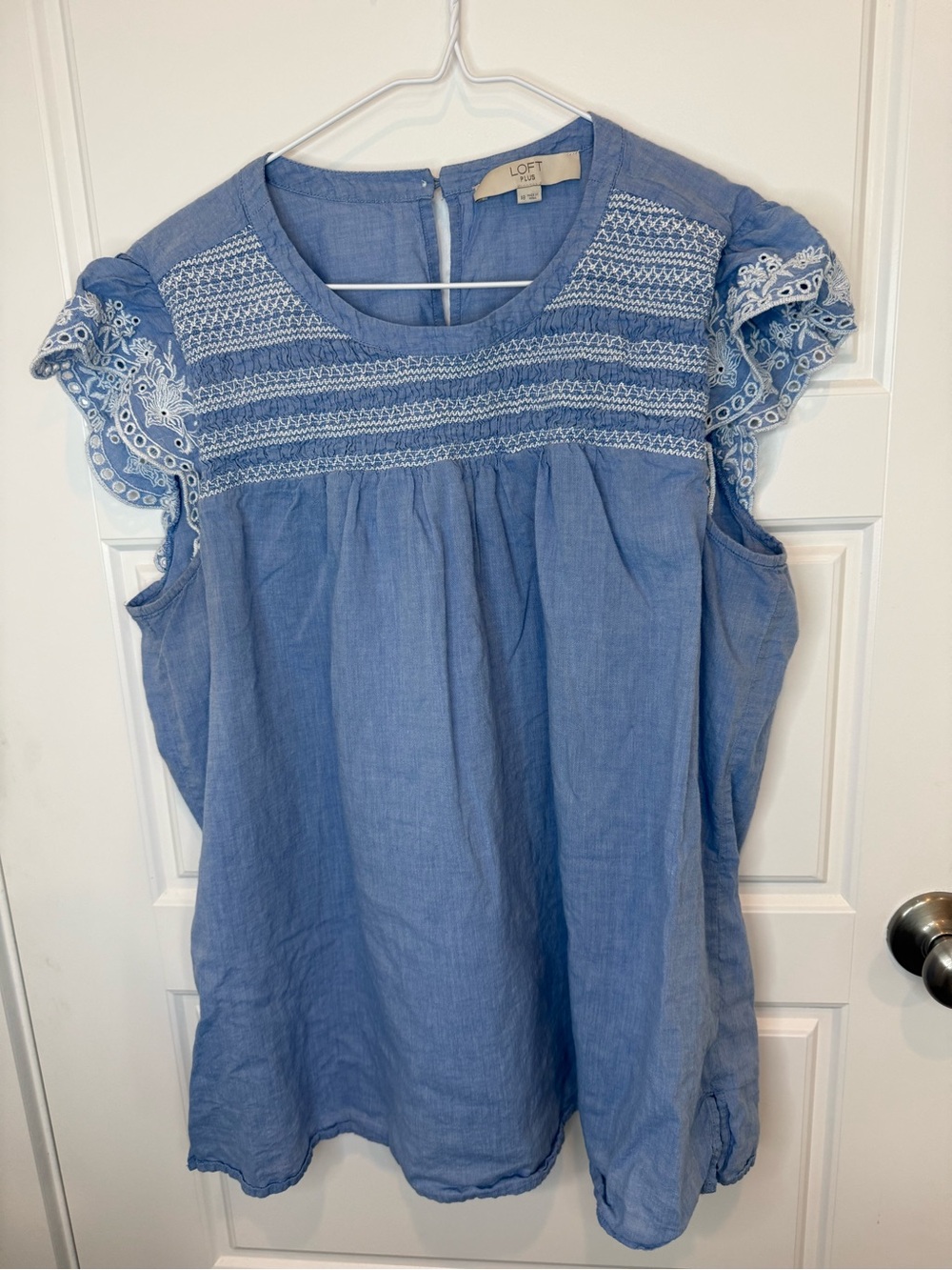 ANN TAYLOR LOFT Plus Size 18 Top Medium Blue Eyelet Chambray Flutter Sleeve